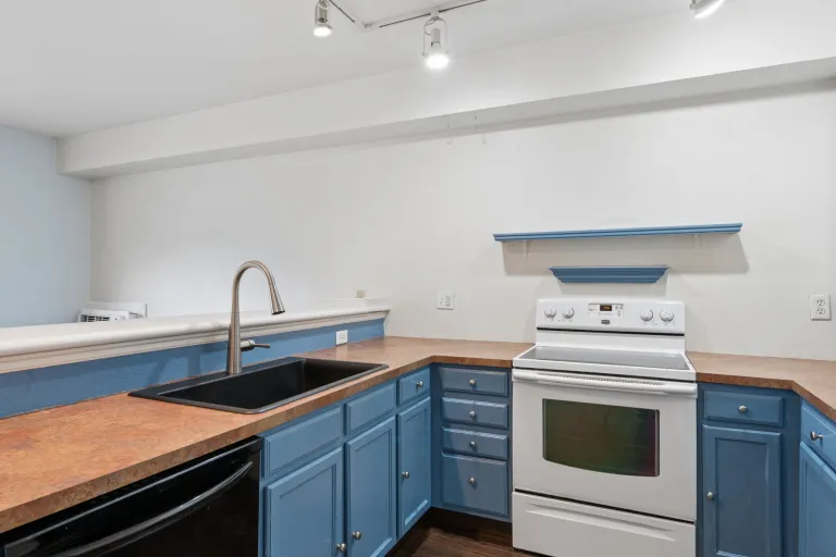 2610 Iris Avenue Unit 105 kitchen