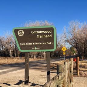 Cottonwood Trailhead sign