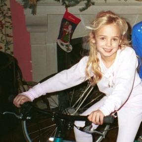 JonBenet Ramsey en bicicleta