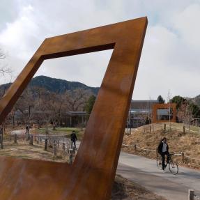 Sculpture in relation to the bike path 