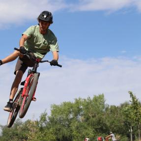 Valmont Bike Park - trick jump