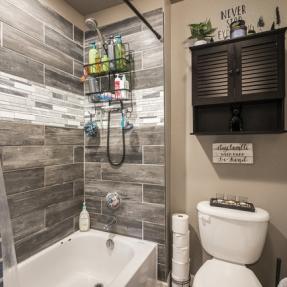 2510 Taft Unit 305 bath tub