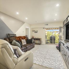 2510 Taft Unit 305 Livingroom area