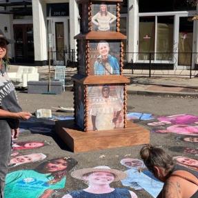 Artista creando un proyecto temporal en la calle.