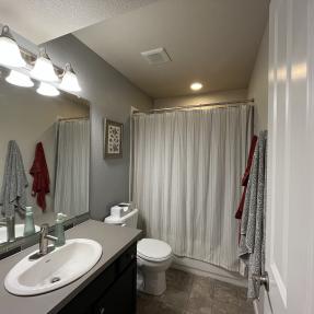 5048 Ralston I-Full bathroom