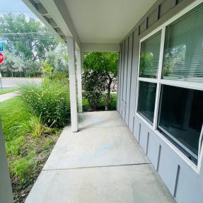 4573 Sunnyside Front Overhang