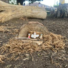 Casa de hadas para área de juegos naturales hecha por un niño