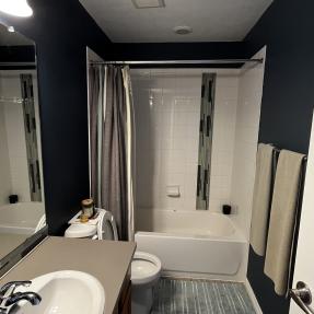25 - 5048 Ralston K - Full bathroom