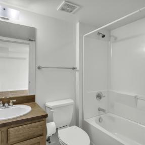 16-4730 Holiday Dr #101-full bathroom with bathtub