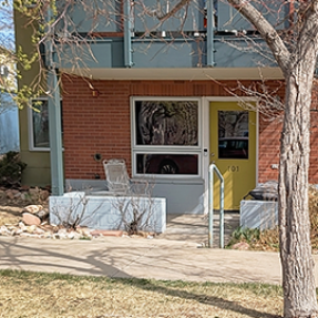 4710 Holiday 101-front entrance