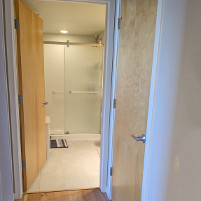 4710 Holiday 101-second bathroom w standing shower