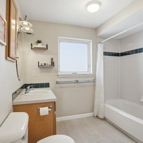 1480 Quince Ave Unit 201 Bathroom