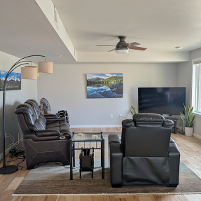 4710 Holiday 101-living room