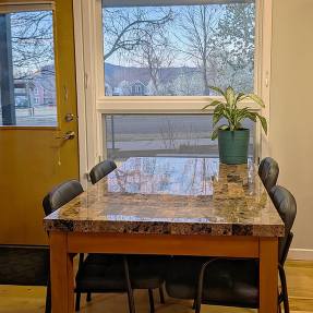 4710 Holiday 101-dining area