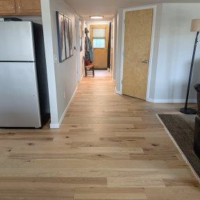 4710 Holiday 101-hallway