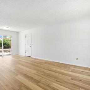 1585 Sagrimore Cir Livingroom