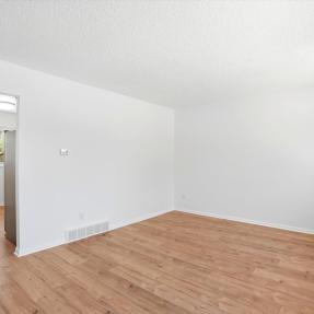 775 Bedivere Cir - Livingroom