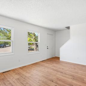 775 Bedivere Cir - Living area space