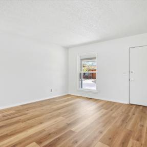 1585 Sagrimore Cir Livingroom space