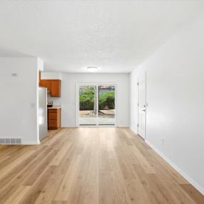 1585 Sagrimore Cir - Livingroom