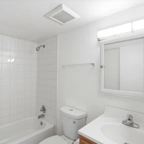 775 Bedivere Cir - Bathroom