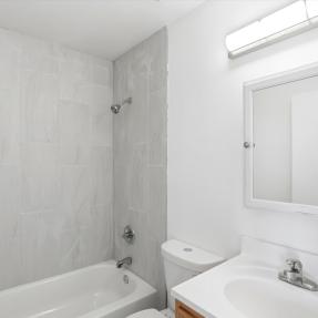 775 Bedivere Cir - Bathroom