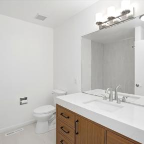 1585 Sagrimore Cir - Bathroom