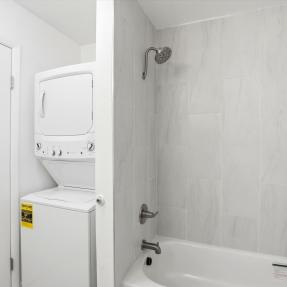 1585 Sagrimore Cir - Bathroom