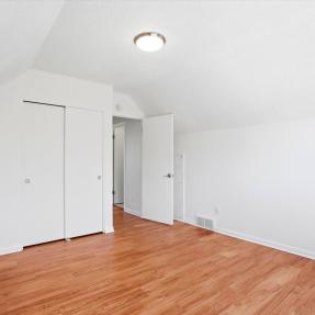 775 Bedivere Cir - Bedroom with closet