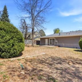 1585 Sagrimore Cir Yard