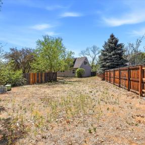 775 Bedivere Cir - Yard space