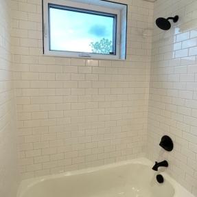 4461 West Court - Bath tub